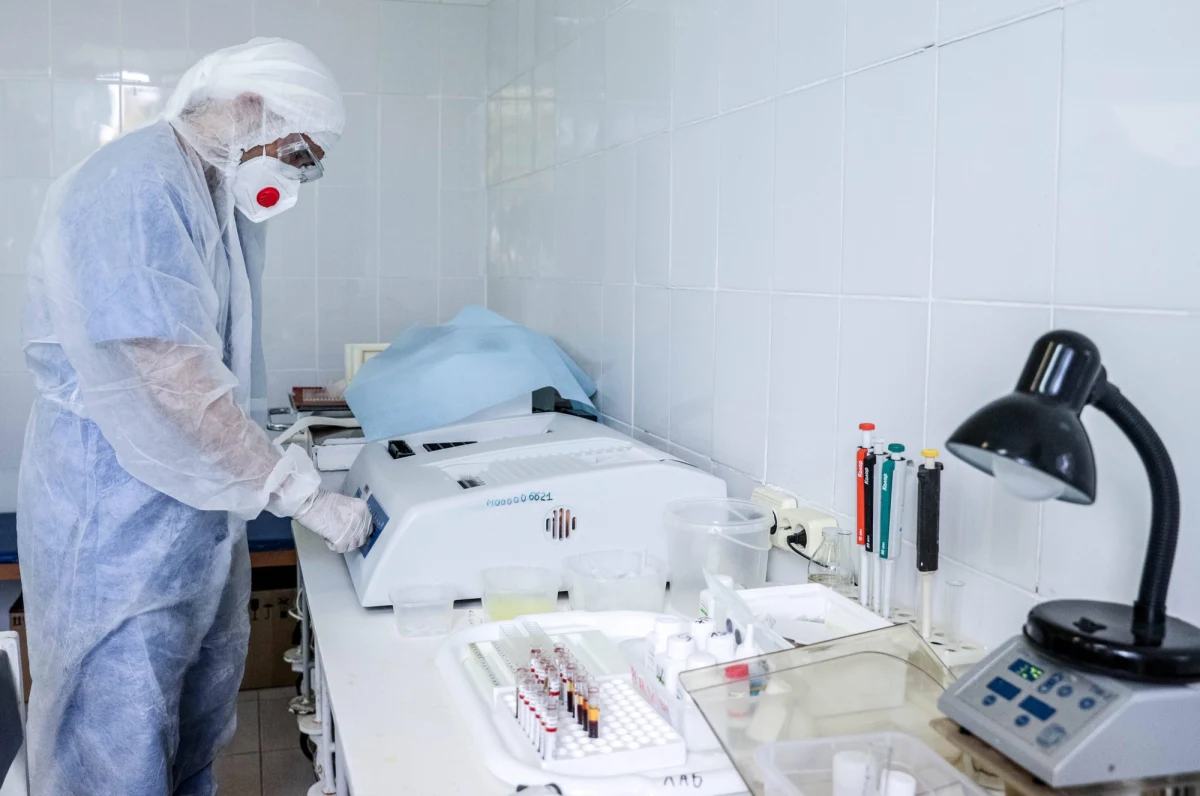 Mamy 13 644 nowe i potwierdzone przypadki zakażenia koronawirusem w Polsce - poinformowało Ministerstwo Zdrowia. Dokładnie tydzień temu - tuż po długim weekendzie - nowych infekcji było ponad 4,5 tys. Zmarło 220 osób z Covid-19.