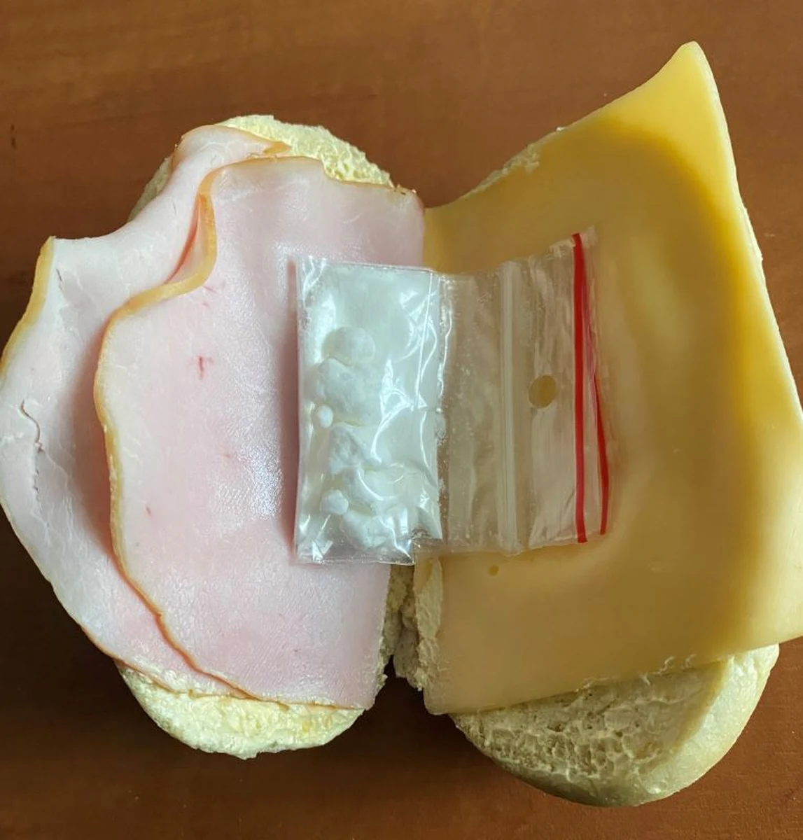 ​Policjanci zatrzymali 32-letniego mieszkańca Rumi, który miał przy sobie narkotyki. Mundurowi w trakcie legitymowania znaleźli w kanapce mężczyzny woreczek z amfetaminą. Na podstawie zgromadzonych materiałów sąd wydał postanowienie o tymczasowym areszcie zatrzymanego na 3 miesiące. 32-latkowi grozi do 10 lat więzienia.