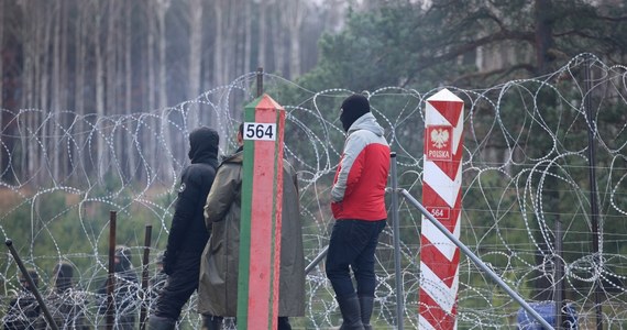 Duża grupa białoruskich funkcjonariuszy zbliża się w okolice obozowiska migrantów w Kuźnicy - poinformowało MON we wtorek przed godziną 10. 
Resort opublikował też nagranie z granicy.  
