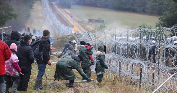 Migranci otrzymują takie jak załączona instrukcje, jak wykorzystywać dzieci do prób forsowania granicy. "Weźcie dzieci, tulcie je, wyglądajcie na brudnych i zmęczonych" - stwierdził we wtorek rzecznik ministra koordynatora służb specjalnych Stanisław Żaryn.
