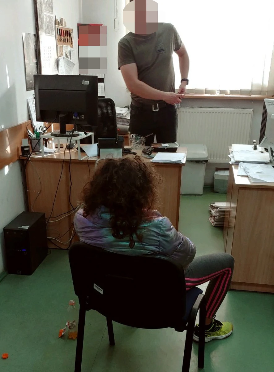 ​31-letnia opiekunka wraz z 18-miesięczną podopieczną kradła w jednym ze sklepów na warszawskim Śródmieściu. W tym czasie mama dziewczynki zgłaszała zaginięcie dziecka w żoliborskim komisariacie. Szybka reakcja policjantów doprowadziła do szczęśliwego zakończenia. Dziewczynka cała i zdrowa została przekazana mamie, a 31-letnia kobieta usłyszała zarzuty za kradzież mienia i bezpośrednie niebezpieczeństwo utraty życia albo ciężkiego uszczerbku na zdrowiu.