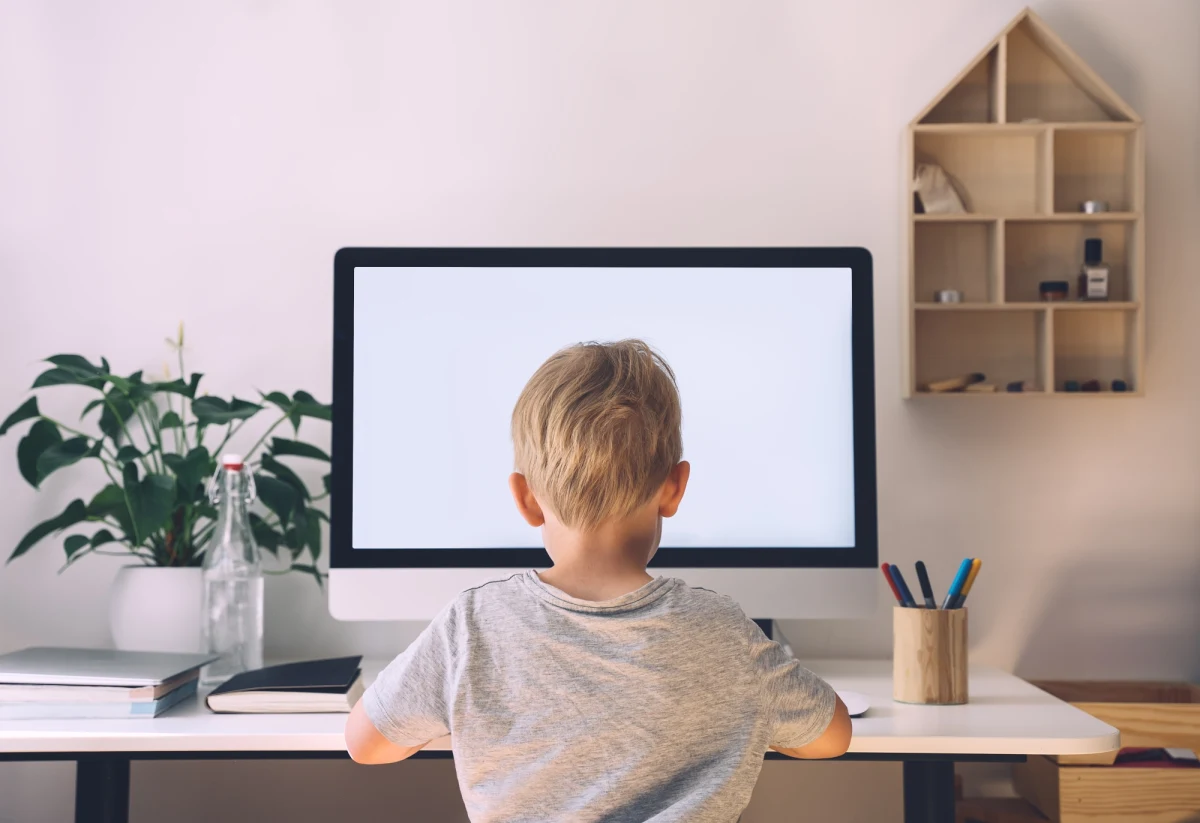 "W związku z sytuacją na granicy z Białorusią będzie możliwość nauki zdalnej w przygranicznych szkołach" - zapowiedział w Warszawie szef Ministerstwa Edukacji i Nauki Przemysław Czarnek. "Decyzje w tej sprawie będą podejmować dyrektorzy szkół" - przekazał polityk. Według straży granicznej około 800 osób koczuje obecnie przy granicy z Polską w okolicach Kuźnicy. 