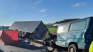 Litwinki: Ciężarówka wjechała w busa. Nie żyją dwie osoby