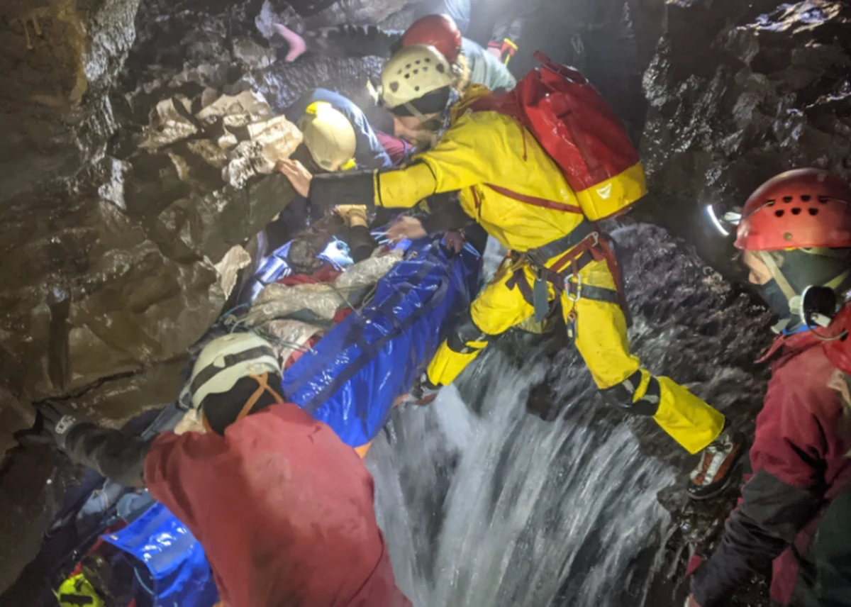 54-godzinna akcja ratunkowa zakończona sukcesem. Z najgłębszej jaskini w Walii udało się ewakuować rannego grotołaza. 