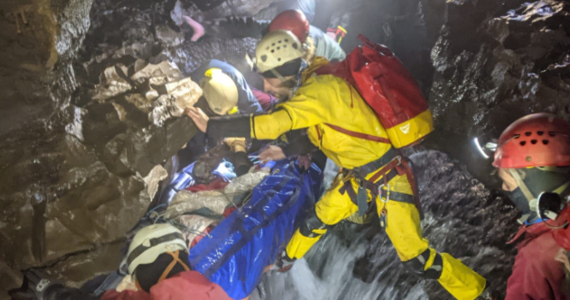 54-godzinna akcja ratunkowa zakończona sukcesem. Z najgłębszej jaskini w Walii udało się ewakuować rannego grotołaza. 