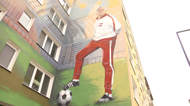 - W Warszawie na ulicy Madalińskiego 49, w miejscu, gdzie w latach 1973-2006 mieszkał Kazimierz Górski, powstał jego efektowny mural w setną rocznicę urodzin. W uroczystościach wzięli udział m.in syn i wnuczka legendarnego trenera oraz autorzy muralu.