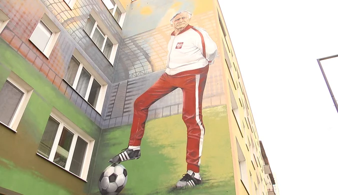 W Warszawie powstał mural Kazimierza Górskiego. Wideo