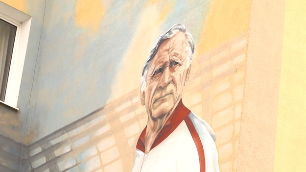 - Mural Kazimierza Górskiego jest fantastyczny. Sprawia wrażenie, jak by tutaj z nami był i patrzył na tę całą sytuację - mówi w rozmowie z Interią Dariusz Dziekanowski, były napastnik reprezentacji Polski, ekspert Polsatu Sport.