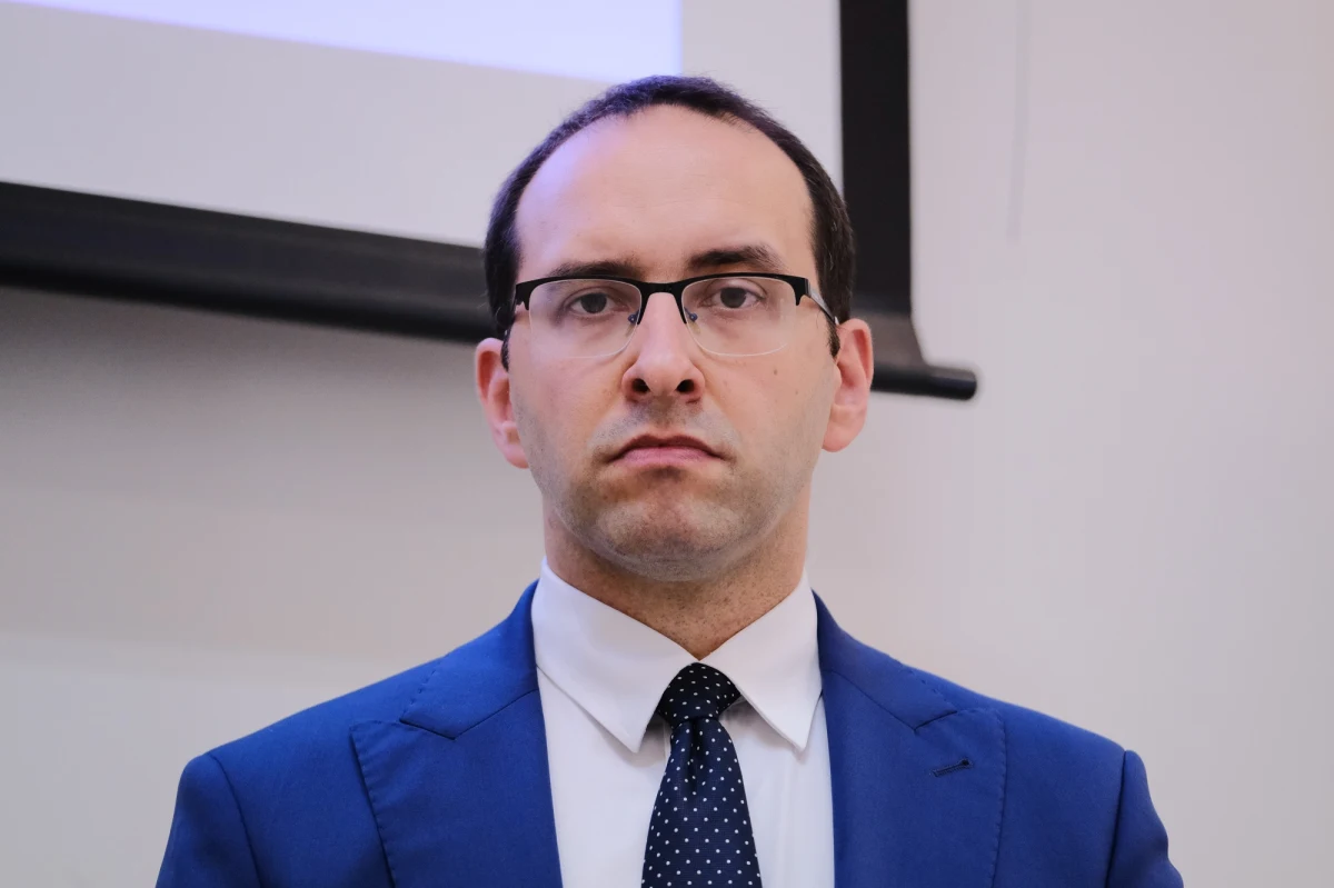 "Grupy cudzoziemców dostarczone wczoraj przez Białorusinów w rejon przejścia granicznego w Kuźnicy będą wykorzystywane do długotrwałej destabilizacji pogranicza" - mówi w rozmowie z RMF FM rzecznik ministra koordynatora specsłużb Stanisław Żaryn. Od poniedziałkowego poranka grupa kilku tysięcy migrantów próbuje przedostać się z Białorusi do Polski. Na południe od przejścia granicznego w Kuźnicy doszło do prób siłowego przedarcia się na polską stronę.