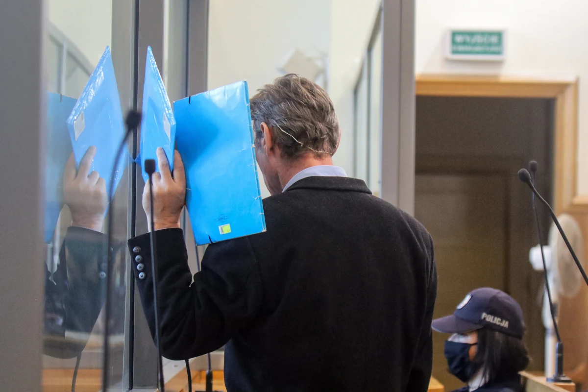 Przed Sądem Okręgowym w Łodzi rozpoczął się proces Mirosława Ż., sądzonego za zgwałcenie i zabójstwo 22-letniej studentki w jednym z akademików w Łodzi. Do tej zbrodni doszło 26 lat temu. Po jej dokonaniu mężczyzna uciekł z Polski. W 2020 roku został zatrzymany w Rosji, a następnie przekazany polskiemu wymiarowi sprawiedliwości. 