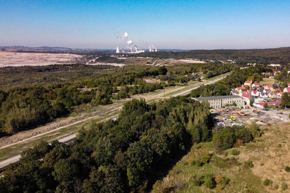 W Trybunale Sprawiedliwości Unii Europejskiej w Luksemburgu zakończyła się rozprawa w sprawie skargi wniesionej przez Czechy przeciwko Polsce dotyczącej kopalni węgla brunatnego Turów. Jak informuje nasza korespondentka - ani przedstawiciel Polski, ani Czechy nie wspomnieli o prowadzonych negocjacjach, które mają wcześniej zakończyć spór i wstrzymać naliczanie kar dla Polski.