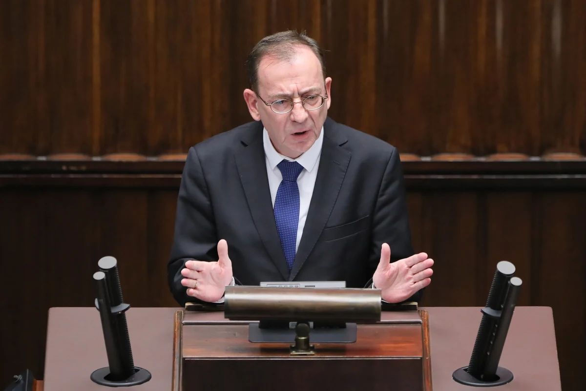 W poniedziałek na południe od Kuźnicy około 1500 osób próbowało przełamać granice państwa polskiego z Białorusią; usiłowania te były bezskuteczne i będą bezskuteczne - podkreślił w Sejmie szef MSWiA Mariusz Kamiński. Stwierdził, że na Białorusi jest ok. 15 tysięcy migrantów, którzy próbują lub będą próbowali przedostać się na Zachód. 