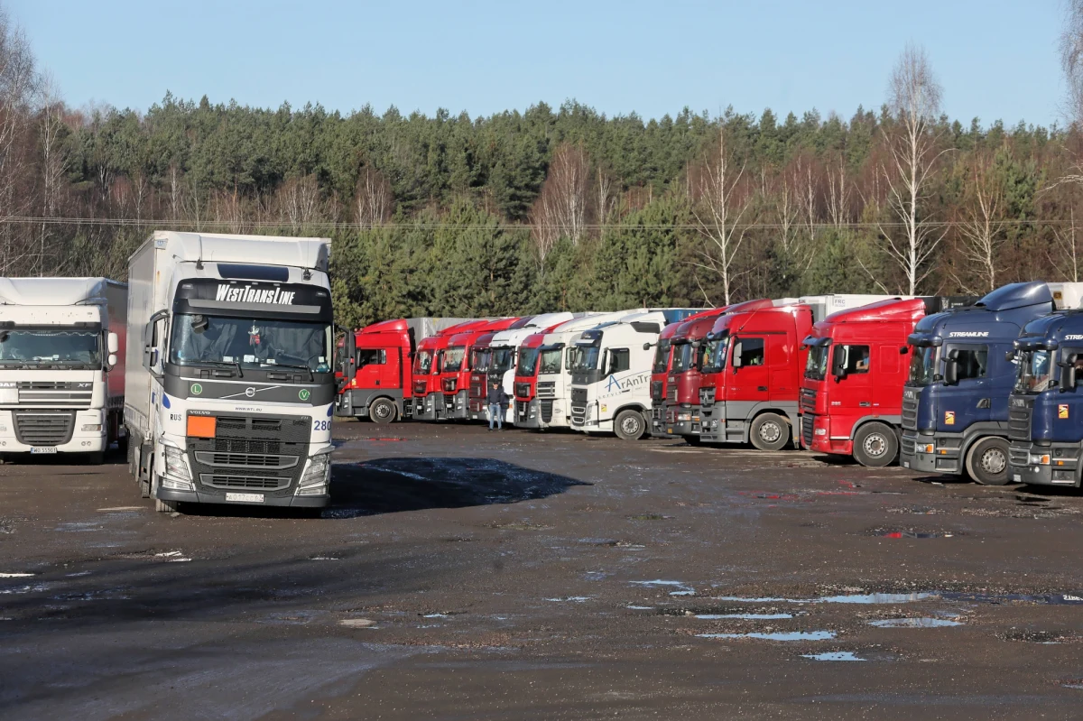 Do 50 godzin wydłużył się wieczorem czas oczekiwania kierowców ciężarówek na odprawę po polskiej stronie granicy przed przejściem granicznymi z Białorusią w Bobrownikach na Podlasiu. Rano zostało zamknięte do odwołania sąsiednie przejście w Kuźnicy.
