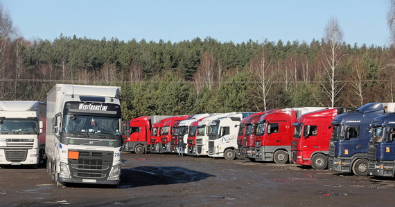 Do 50 godzin wydłużył się wieczorem czas oczekiwania kierowców ciężarówek na odprawę po polskiej stronie granicy przed przejściem granicznymi z Białorusią w Bobrownikach na Podlasiu. Rano zostało zamknięte do odwołania sąsiednie przejście w Kuźnicy.