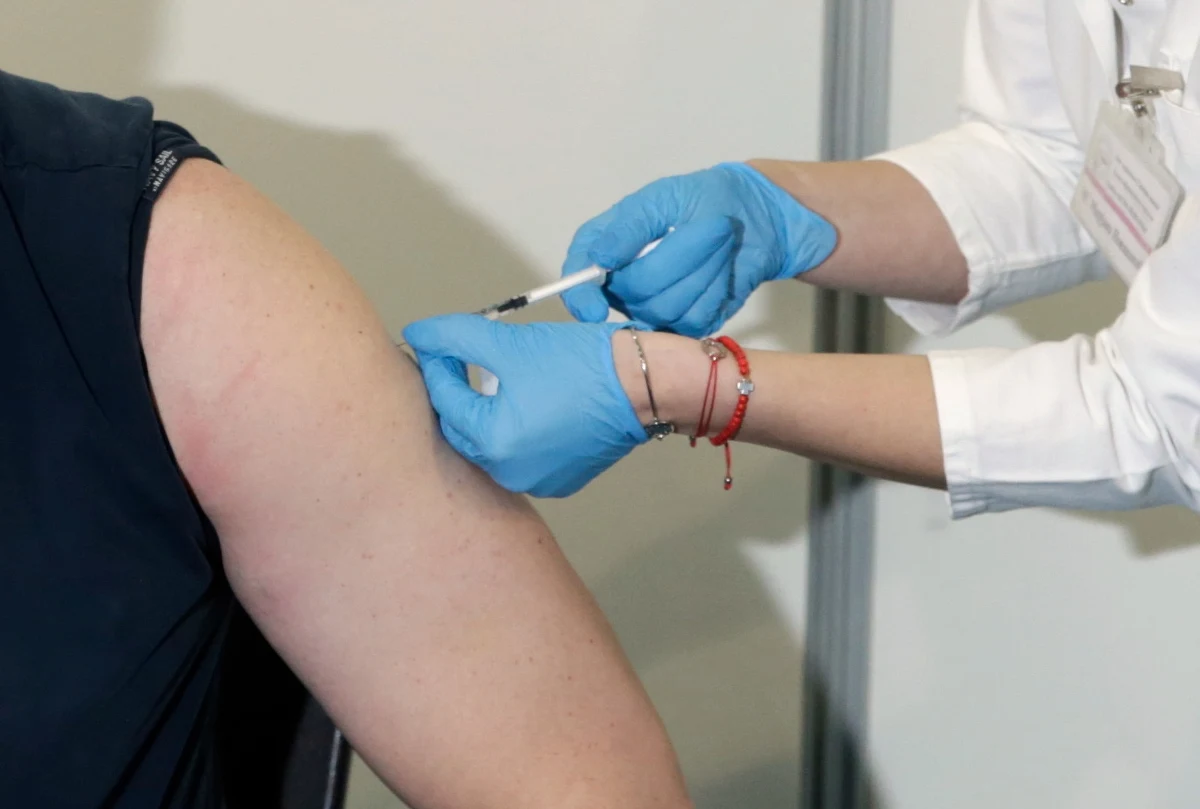 Od połowy grudnia paszport covidowy osób powyżej 65. roku życia będzie uzależniony od przyjęcia dawki przypominającej szczepionki przeciwko koronawirusowi - poinformował we wtorek prezydent Francji Emmanuel Macron.
