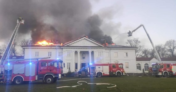 Ponad 100 strażaków walczy z pożarem, który wybuch w pałacu w Korczewie (pow. siedlecki). Spłonął już cały dach, teraz ogień opanował 1. piętro. Nie ma osób poszkodowanych.