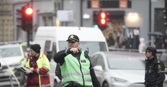 Norweska policja zastrzeliła w Oslo 30-letniego mężczyznę, który groził przechodniom nożem, a podczas zatrzymania zranił jednego z funkcjonariuszy. Służby wykluczyły motyw terrorystyczny.