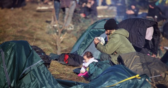 W Mińsku, stolicy Białorusi, migrantów widać już praktycznie wszędzie – są na lotnisku, w centrach handlowych i na placach przed nimi, koczują w parkach i przejściach podziemnych, siedzą nawet na placach zabaw.