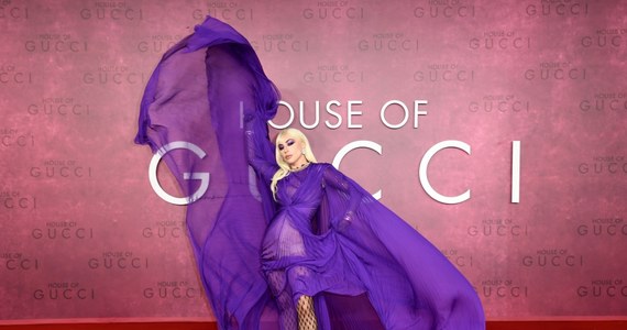 Lady Gaga w zwiewnej fioletowej sukni, Salma Hayek w złotej kreacji, Jared Leto w zielonym garniturze, eleganccy Adam Driver i Jeremy Irons w ciemnych strojach. Gwiazdy pojawiły się na czerwonym dywanie w Londynie na premierze bardzo oczekiwanego filmu "Dom Gucci".  