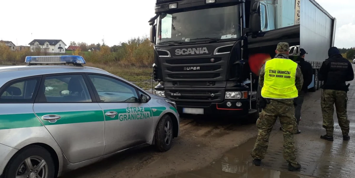 ​Dwa skradzione w Szwecji samochody zatrzymali pod Wejherowem funkcjonariusze z Morskiego Oddziału Straży Granicznej. Hybrydowe toyoty RAV-4 i C-HR o łącznej wartości 255 tysięcy złotych ukryte były w naczepie tira.