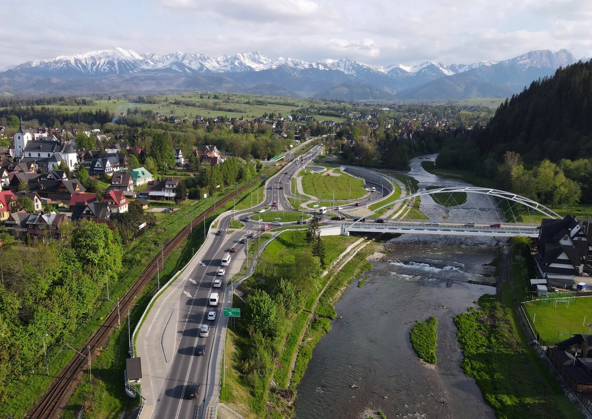 Zmienił się przebieg fragmentu Zakopianki. Ruch przełożono na nowo wybudowany odcinek w rejonie Rdzawki. Zmianę przebiegu Zakopianki wymusiła budowa nowego odcinka trasy między Rdzawką i Nowym Targiem.
