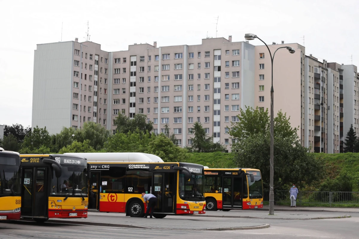 ​W związku z nadchodzącym Świętem Niepodległości od czwartku 11 listopada do niedzieli 14 listopada pasażerów czekają zmiany w komunikacji miejskiej w Warszawie. Już dziś w nocy, 10 listopada autobusy linii nocnych będą jeździły według rozkładu weekendowego, ale bez kursujących tylko w piątki i w soboty N58. W metrze natomiast będzie obowiązywał rozkład piątkowy z kursami nocnymi.