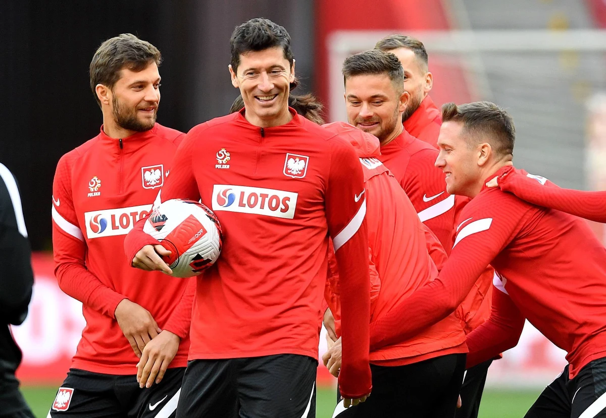 W piątek piłkarska reprezentacja Polski zmierzy się z Andorą w ramach fazy grupowej eliminacji mistrzostw w strefie UEFA. Biało-czerwoni mają już tylko teoretyczną szansę na uzyskanie bezpośredniego awansu, ale mogą zagrać w barażach. Nadzieję na to ma kapitan Robert Lewandowski. O której godzinie rozpocznie się spotkanie i gdzie je oglądać? Sprawdźcie! 