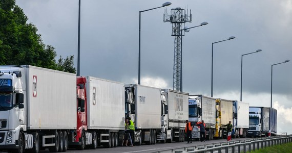 ​Do sześciu godzin wzrósł czas oczekiwania ciężarówek na przekroczenie granicy z Białorusią w Koroszczynie (Lubelskie). W związku z kryzysem migracyjnym, polsko-białoruskie przejście w Kuźnicy na Podlasiu jest zamknięte do odwołania.