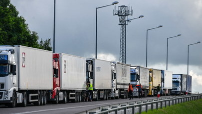 Coraz dłuższe kolejki ciężarówek na przejściu granicznym w Koroszczynie