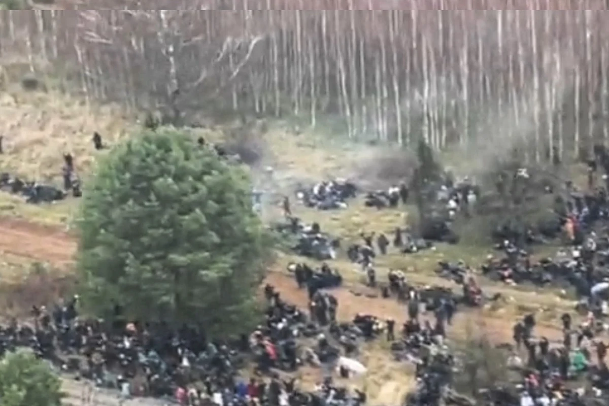 Jeden z irackich Kurdów, który jest na koczowisku przy granicy z Polską relacjonuje mediom, że funkcjonariusze białoruskich służb siłą zmuszają migrantów do przekraczania granicy z Polską. Mówi też, że jest zaskoczony tym, że polskie służby nie pozwalają im iść dalej.