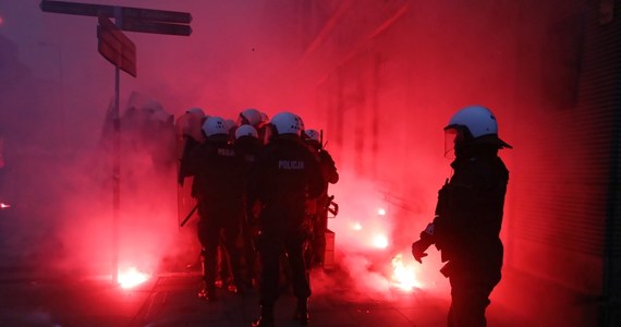 Tegoroczne Święto Niepodległości może być jednym z najtrudniejszych dni dla polskiej policji w ostatnich latach. W całym kraju odbywać się będzie ponad 400 imprez związanych z niepodległościowymi obchodami, w tym kilka dużych zgromadzeń. Do tego znaczące siły policji zaangażowane są w działania na białoruskim pograniczu. 