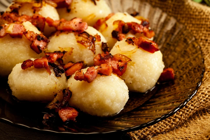 Tak robi się prawdziwe pyzy z mięsem. Babciny przepis to pełen sukces