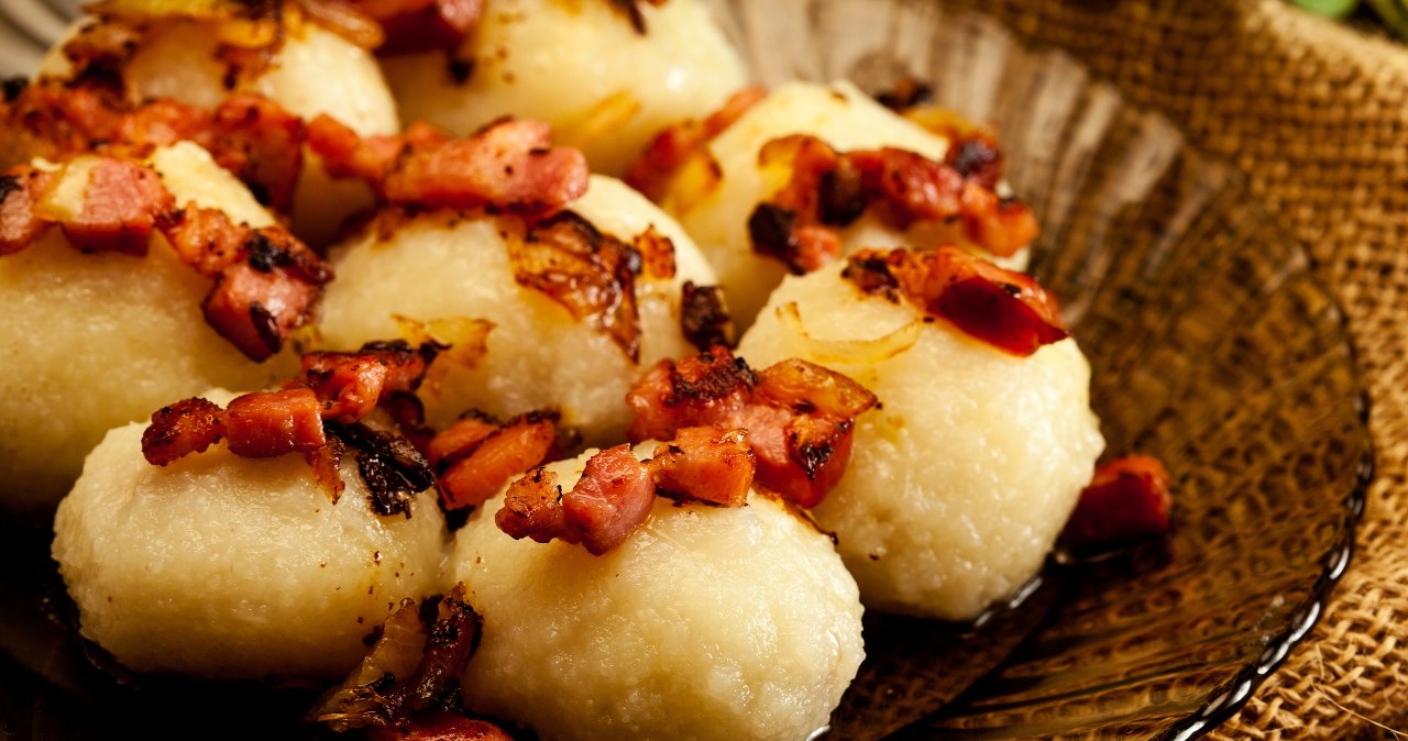 Tak robi się prawdziwe pyzy z mięsem. Babciny przepis to pełen sukces