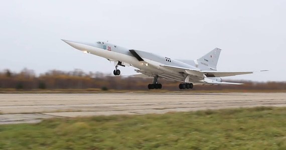 Dwa rosyjskie bombowce Tu-22M3 przeprowadziły patrol w przestrzeni powietrznej Białorusi - podało w środę ministerstwo obrony w Moskwie. Resort dodał, że maszyny wzięły udział w kontroli obrony przeciwlotniczej państwa związkowego Białorusi i Rosji. Białoruskie ministerstwo podało z kolei, że takie loty będą się odbywały regularnie. 