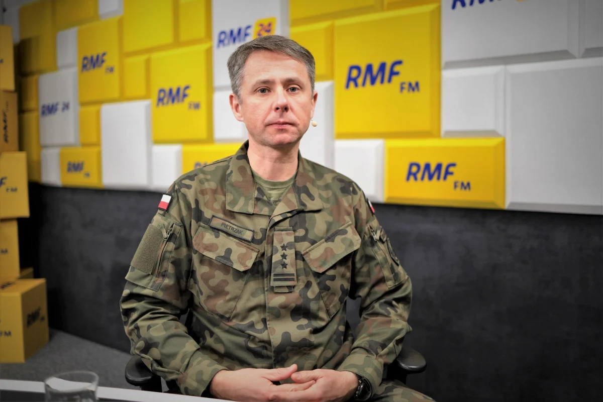 "Grupa liczy ok. 800 osób. Ostatnie informacje są takie, że tych osób ubywa lub są podmieniane - jedne wyjeżdżają, inne są dosyłane, żeby odświeżyć grupę" - mówił w Popołudniowej rozmowie w RMF FM rzecznik Wojsk Obrony Terytorialnej, pułkownik Marek Pietrzak, pytany o migrantów koczujących przy polsko-białoruskiej granicy w okolicach Kuźnicy. "To głównie mężczyźni, ale niestety są też tam kobiety, są też tam dzieci. Ta grupa jest tak ułożona przez służby białoruskie, że te osoby, które wyzwalają w nas emocje, są dyslokowane bezpośrednio przy koncentrinie, potem są namioty, domki wybudowane. Od wczoraj tam powstała znacząca infrastruktura. W sztuce przetrwania i survivalu te osoby są dość zaawansowane" - dodał.