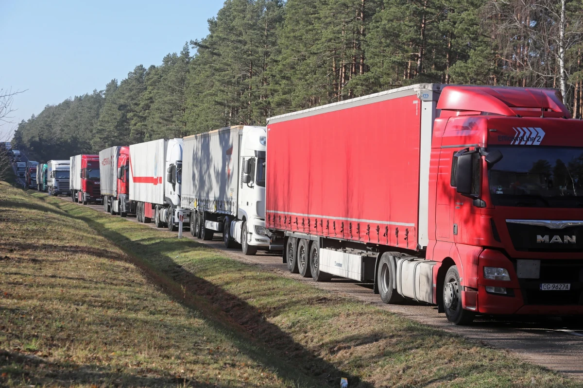 Prawie trzy doby muszą czekać kierowcy ciężarówek na przekroczenie granicy z Białorusią przez drogowe przejście w Bobrownikach na Podlasiu - takie są najnowsze dane służb granicznych. Czas oczekiwania w kolejce wzrósł do 67 godzin.