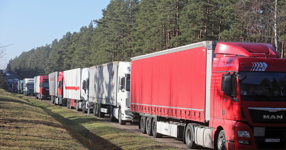 Prawie trzy doby muszą czekać kierowcy ciężarówek na przekroczenie granicy z Białorusią przez drogowe przejście w Bobrownikach na Podlasiu - takie są najnowsze dane służb granicznych. Czas oczekiwania w kolejce wzrósł do 67 godzin.