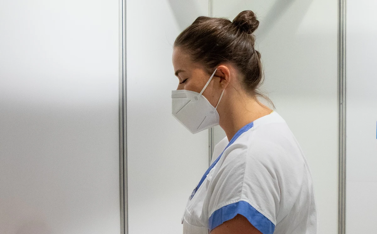 W ciągu ostatniej doby na Słowacji wykryto 7055 infekcji SARS-CoV-2, najwięcej od początku epidemii - przekazało w środę ministerstwo zdrowia. Rząd przyjął projekt ustawy zakładającej zwiększenie znaczenia certyfikatów sanitarnych.