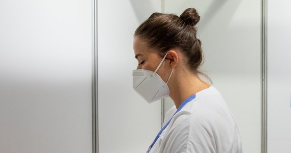 W ciągu ostatniej doby na Słowacji wykryto 7055 infekcji SARS-CoV-2, najwięcej od początku epidemii - przekazało w środę ministerstwo zdrowia. Rząd przyjął projekt ustawy zakładającej zwiększenie znaczenia certyfikatów sanitarnych.