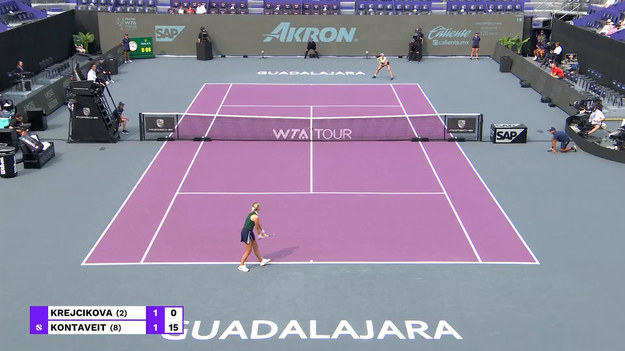 Anett Kontaveit pokonała czeską tenisistkę Barborę Krejcikovą 6:3, 6:4 w meczu inaugurującym turniej WTA Finals w Guadalajarze. To 11. z rzędu wygrany pojedynek Estonki, która od sierpnia wygrała już cztery imprezy. W czwartek zmagania w Meksyku rozpocznie Iga Świątek.