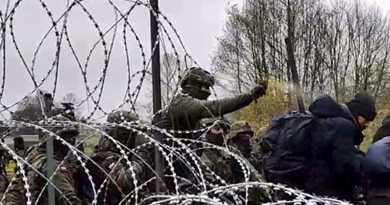 468 prób nielegalnego przekroczenia polsko-białoruskiej granicy odnotowała minionej doby straż graniczna. Zatrzymano 42 osoby, którym wydano postanowienia o opuszczeniu naszego kraju i cofnięto ich na Białoruś. Jak się dowiedział reporter RMF FM Piotr Bułakowski, wczoraj wieczorem niedaleko Białowieży zgromadziła się kilkusetosobowa grupa migrantów. Wstępnie mowa nawet o 300-400 osobach. Nie doszło jednak do próby nielegalnego przekroczenia granicy. Na miejscu od razu pojawiło się około 30 policjantów.