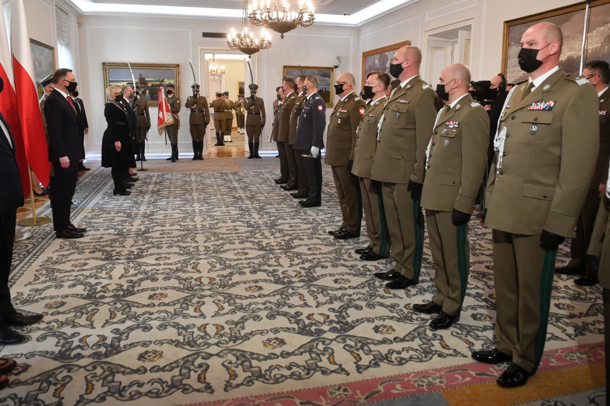 11 listopada to wyjątkowa data, jedno z najważniejszych, symbolicznych wydarzeń w roku o niezwykłym ładunku patriotycznym i ładunku historycznej pamięci - mówił prezydent Andrzej Duda. W Belwederze odbyła się uroczystość wręczenia nominacji generalskich w Belwederze.