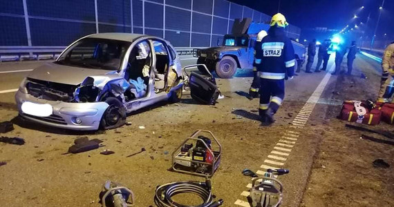 Do zderzenia dwóch samochodów doszło w nocy na drodze S7 w Kostomłotach koło Kielc. Wcześniej 36-letnia kobieta wjechała na trasę pod prąd.
