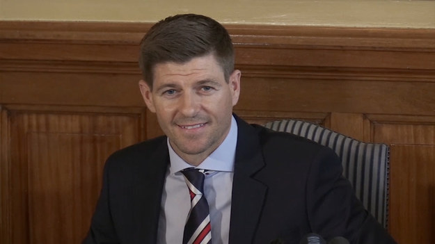  Steven Gerrard został nowym trenerem ekipy Aston Villa. Tym samym jego podopiecznym będzie nowy reprezentant Polski, Matty Cash.

Były pomocnik Liverpoolu zrezygnował z pełnienia funkcji menedżera Rangers,zastępując Deana Smitha, zwolnionego w zeszły weekend po serii pięciu kolejnych porażek.

Gerrard poprowadził Rangersów do tytułu Scottish Premiership, kończąc jako niepokonanym w lidze i uniemożliwiając Celticowi zdobycie dziesiątego tytułu z rzędu.

Dyrektor generalny Villi, Christian Purslow, powiedział: „Zarząd Aston Villi jest zachwycony, że może powołać Stevena na naszego nowego trenera.

