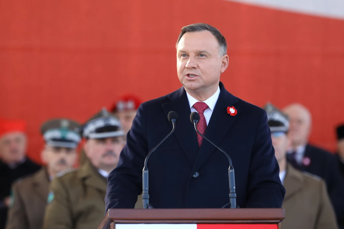 Przyszedł czas, że trzeba bronić ojczyzny, trzeba strzec jej granic - podkreślił w czwartek prezydent Andrzej Duda podczas państwowych obchodów Święta Niepodległości. Jak mówił, trzeba to robić z poświęceniem, w trudnej sytuacji, do której zmusiły nas hybrydowe działania reżimu białoruskiego.