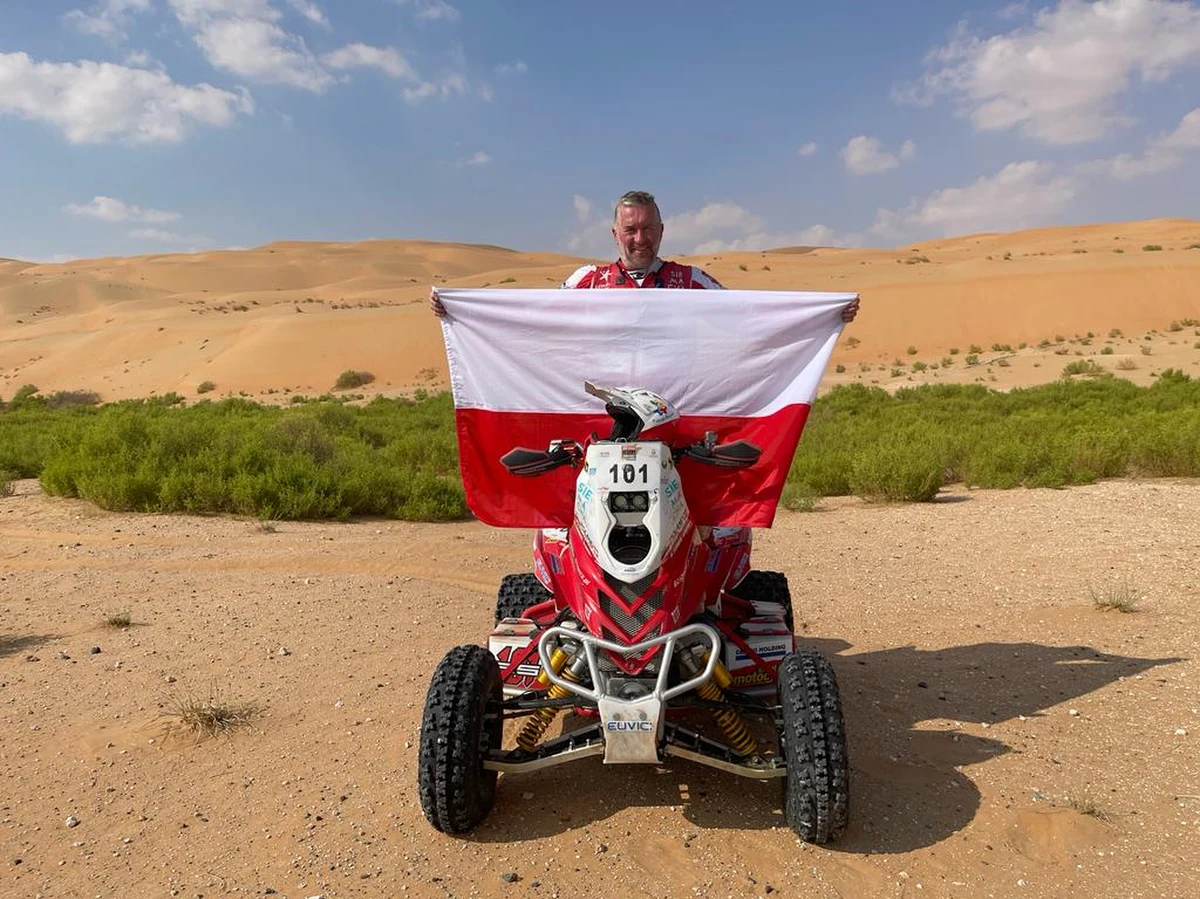 Rafał Sonik zakończył sezon, zajmując drugie miejsce w Abu Dhabi Desert Challenge i plasując się również na drugim miejscu w końcowej klasyfikacji Pucharu Świata FIM. Polak miał co świętować na mecie. Ukończył bowiem swój 50. pucharowy rajd w karierze, przypieczętowując to osiągnięcie setnym zwycięstwem etapowym i 14 medalem FIM w karierze. - Ten medal dedykuje synkowi Gniewkowi, którego szczęśliwa rękawiczka jechała ze mną cały czas w tylnej kieszeni kurtki.