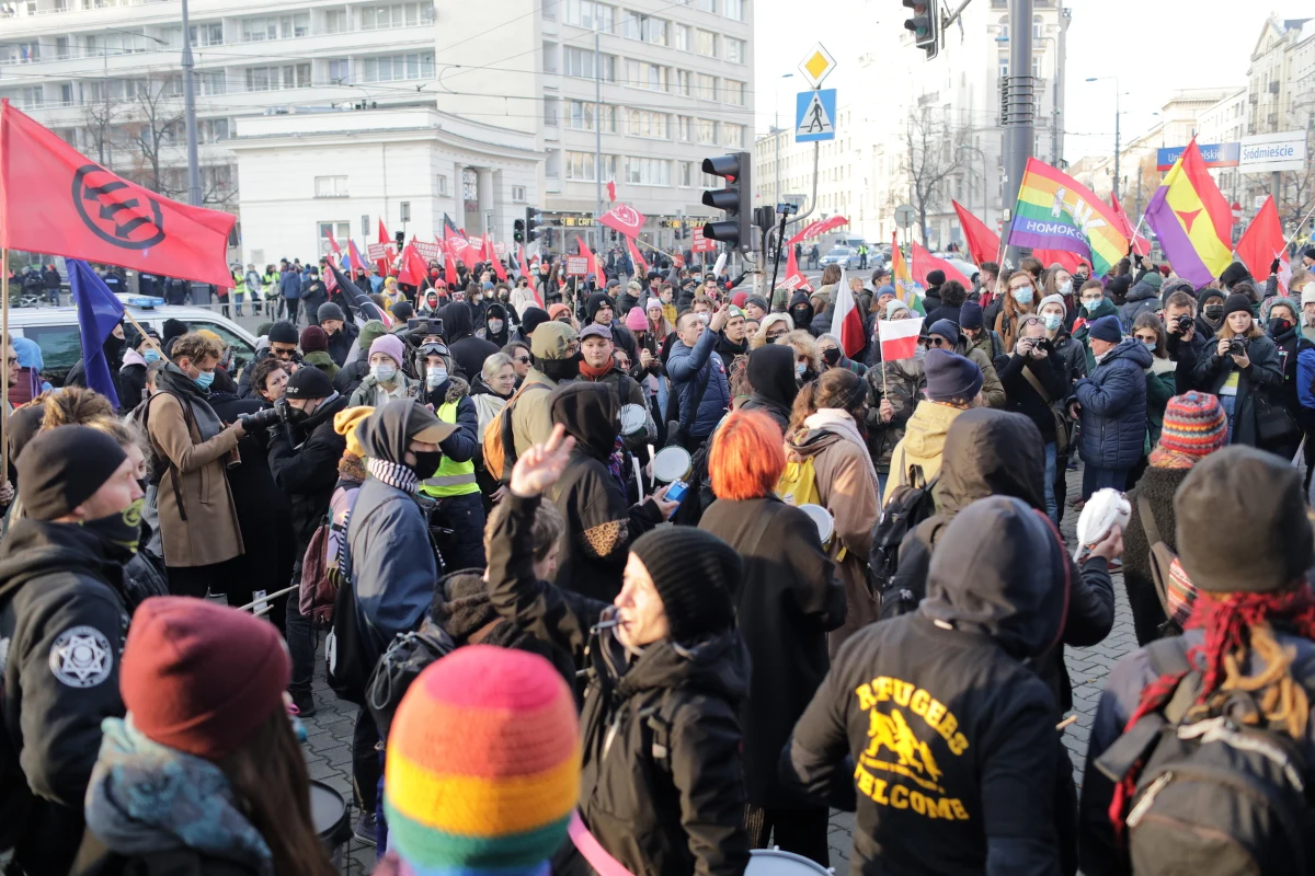 ​Manifestacja Koalicji Antyfaszystowskiej z okazji 11 listopada przeszła w czwartek z pl. Unii Lubelskiej na pl. Trzech Krzyży. Przemarsz odbył się pod hasłem "Za Wolność Waszą i Naszą!".