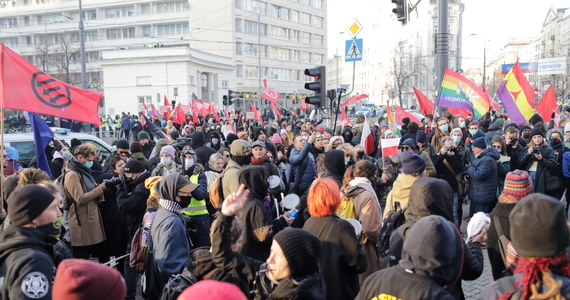 ​Manifestacja Koalicji Antyfaszystowskiej z okazji 11 listopada przeszła w czwartek z pl. Unii Lubelskiej na pl. Trzech Krzyży. Przemarsz odbył się pod hasłem "Za Wolność Waszą i Naszą!".