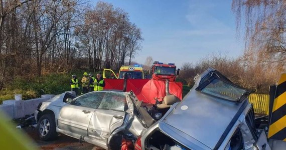 Tragiczny wypadek na drodze wojewódzkiej 727 w miejscowości Radestów na Mazowszu. Zginęły trzy osoby.