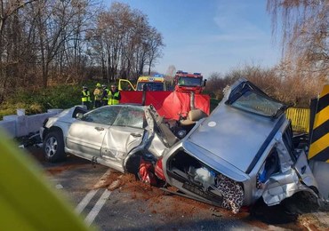 Potrącił pieszą, uderzył w betonowy przepust. 3 osoby nie żyją